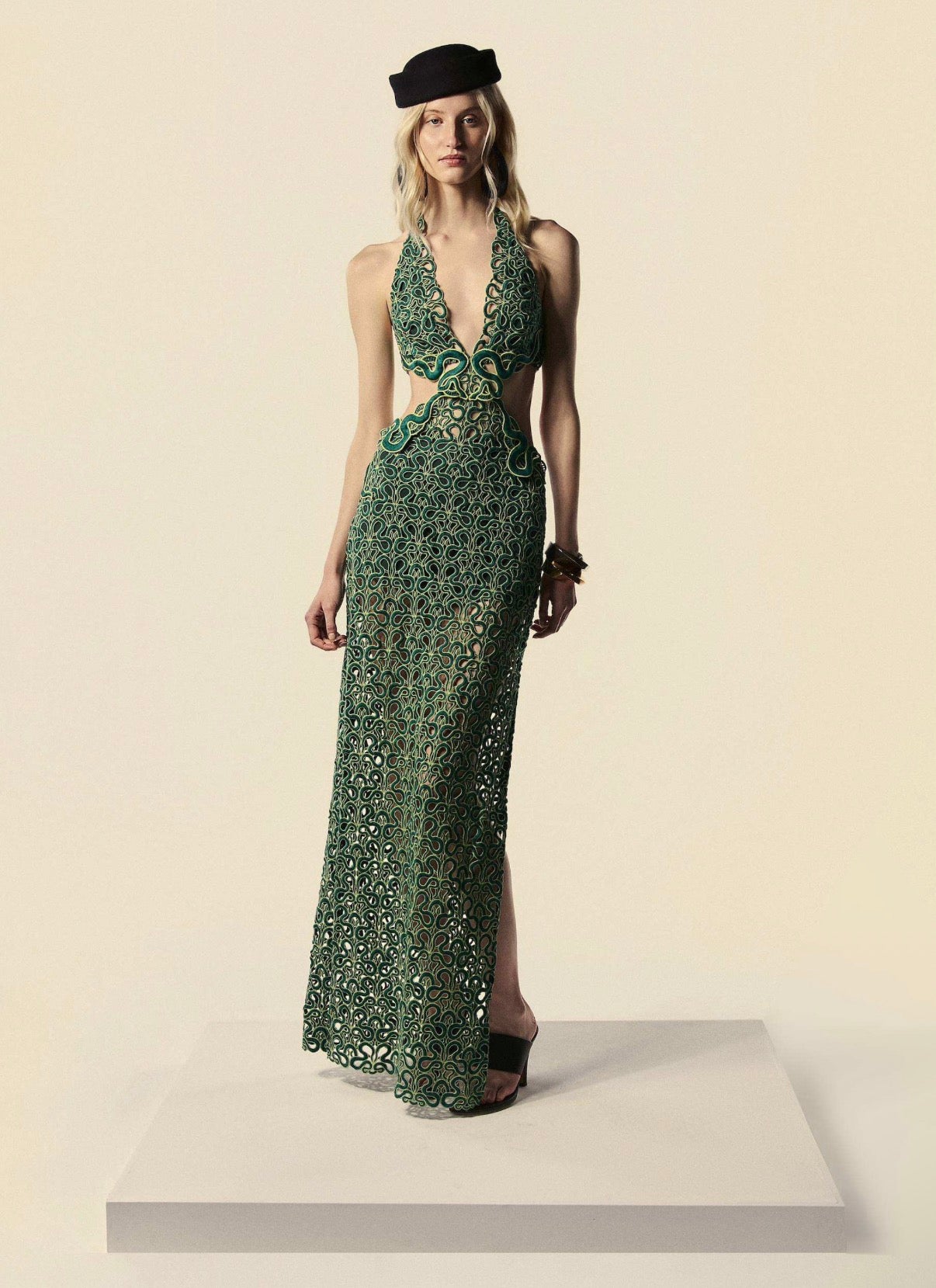 LONG DRESS WITH CUTOUT DETAILS AND SLIT TRILHAS