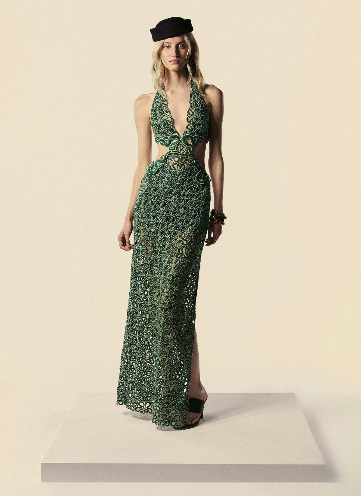 LONG DRESS WITH CUTOUT DETAILS AND SLIT TRILHAS